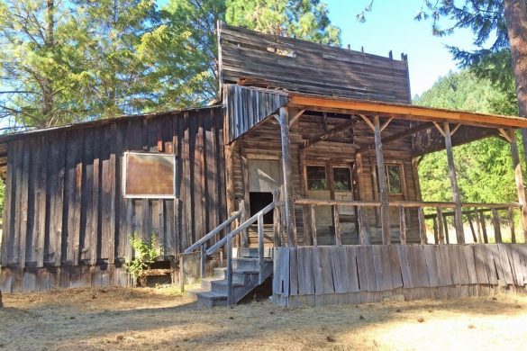 Winter walk with kids at Jasper State Recreation Site